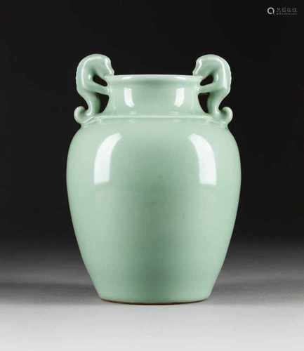 FEINE SELADON-VASE China, wohl 19. Jh. Porzellan. H. ca. 23 cm. Im Boden Sechs-Zeichen-Marke 'Da-