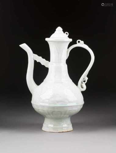 KANNE MIT DRACHENDEKOR China, Yuan-Stil, wohl 19. Jh. Keramik, Selando-Glasur. H. 31,5 cm.