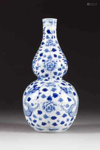 VASE IN DOPPELKÖRBIS-FORM China, um 1900 Porzellan, unterglasurblaue Malerei. H. 32,7 cm. Im Boden