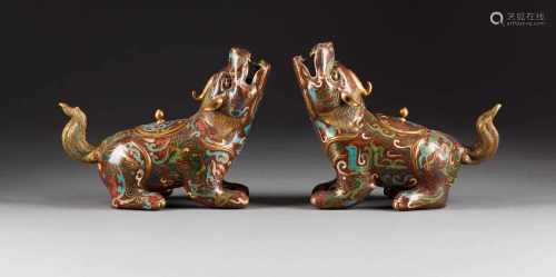 PAAR CLOISONNÉ-DECKELRÄUCHERGEFÄßE China, um 1900 Polychromes Email-Cloisonné. H. 14,9 cm-15,3cm.