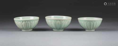 DREI SCHALEN Südostasien, 19./20. Jh. Keramik, Seladon-Glasur. D. 12,8 cm-14 cm. Leicht gewölbter