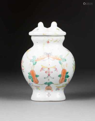 DOPPELVASE MIT SCHMETTERLINGSDEKOR China, 20. Jh. Porzellan, polychrome Aufglasurbemalung. H. 19,6