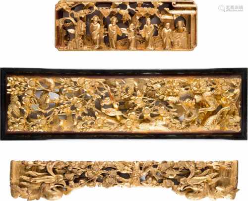 DREI RELIEFS China, 20. Jh. Holz, geschnitzt, Goldstaffage. 12,3 cm x 35,3 cm bis 83,5 cm x 12,4 cm.