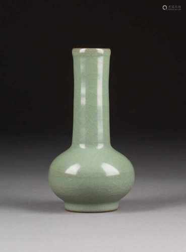 KLEINE SELADON-VASE China, 19./20. Jh. Porzellan, craquelierte Glasur. H. 16,3 cm. Altersgemäße