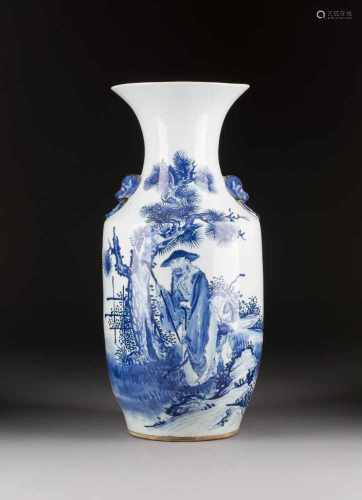 VASE MIT FIGÜRLICHER SZENE China, Republik-Zeit Porzellan, unterglasurblaue Malerei. H. 43,2 cm.