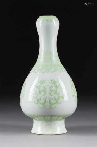 VASE MIT RANKENDEKOR China, 19. Jh. Porzellan, grüner Aufglasurdekor, Goldstaffage. H. 23,3 cm. Im