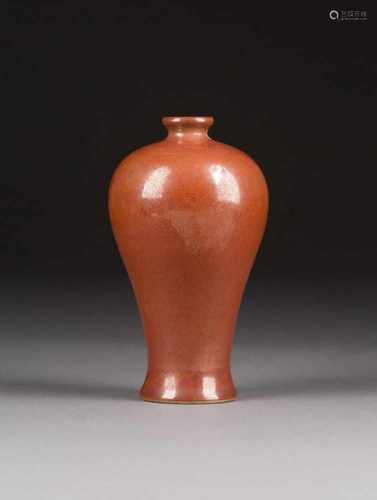 KLEINE MEIPING-VASE China, wohl 19. Jh. Porzellan, Boden mit craquelierter Glasur. H. 14,4 cm. Min.