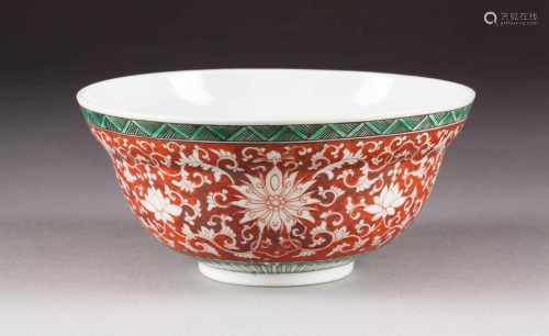 SCHALE MIT LOTOSDEKOR China, 19. Jh. Porzellan, polychrome Aufglasurbemalung. H. 8,2 cm, D. 17,4 cm.