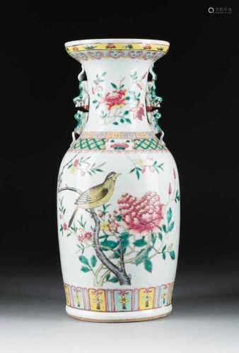 VASE MIT GLÜCKSYMBOLEN China, 19. Jh. Porzellan, polychrome Aufglasurbemalung. H. 45,4 cm.