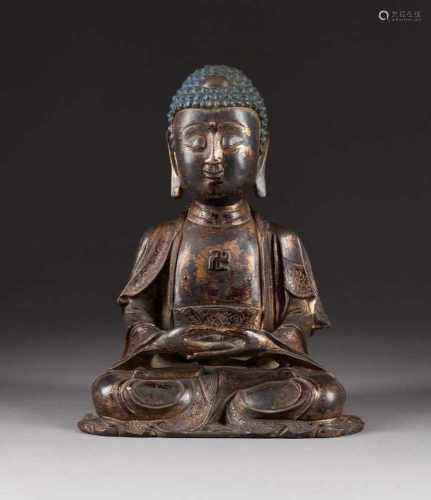 BUDDHA SHAKYAMUNI China, wohl Ming-Dynastie Bronze, braun patiniert, part. vergoldet, part. farbig