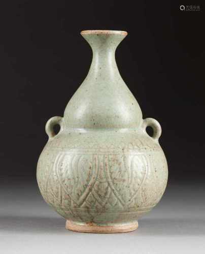 SELADON-VASE MIT VEGETABILEM DEKOR Südostasien, wohl 18. Jh. oder früher Keramik, feinmaschig