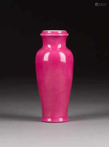 KLEINE MAGENTAFARBENE VASE China, 19./20. Jh. Porzellan. H. 16,8 cm. Im Boden Vierzeichenmarke '