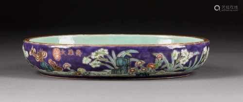 OVALE FLACHE SCHALE MIT GARTENSZENE China, 19./20. Jh. Porzellan, polychrome Aufglasurbemalung,