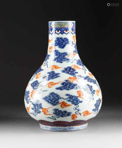 BAUCHIGE VASE MIT WOLKENDEKOR China, späte Qing-Dynastie Porzellan, polychrome Aufglasurbemalung,