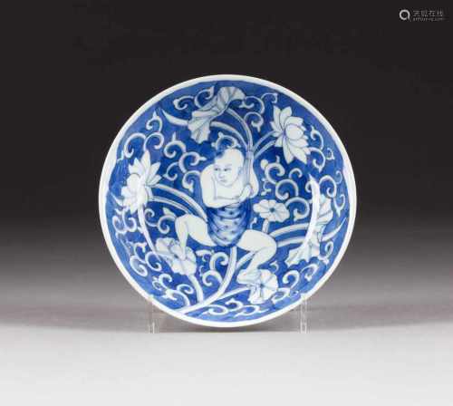 KLEINE SCHALE MIT KNABENDEKOR China, 18./19. Jh. Porzellan, unterglasurblaue Bemalung. D. 13,9 cm.