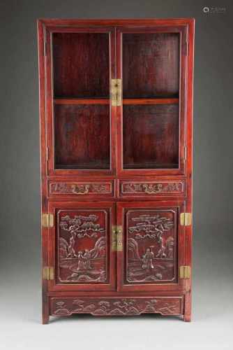 PAAR VITRINEN MIT FIGÜRLICHEN DARSTELLUNGEN China, um 1920 Hartholz, rot gebeizt. 181 cm x 87 cm x