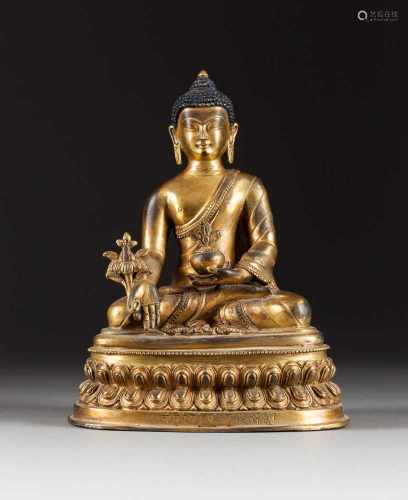 BUDDHA SHAKYAMUNI Tibet, 18./19. Jh. Bronze, vergoldet. H. 23,5 cm, Gew. ca. 2210 g. Im Boden