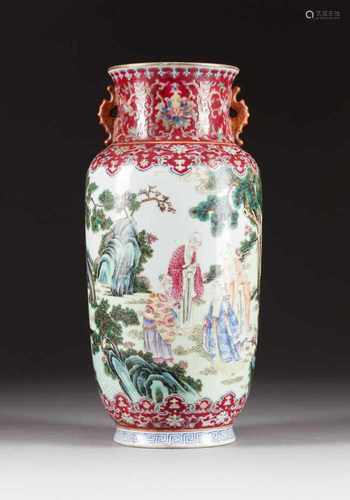 FAMILLE ROSE-VASE MIT FIGÜRLICHEN SZENERIEN China, 20. Jh. Porzellan, polychrome