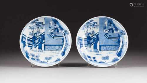 PAAR FLACHE SCHALEN China, 19./20. Jh. Porzellan, unterglasurblaue Bemalung. D. 18,6 cm. Im Boden