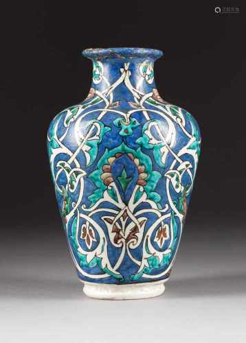 VASE MIT VEGETABILEM DEKOR Persien (?), wohl 17. Jh. Keramik. H. 24,2 cm. Besch., rest.