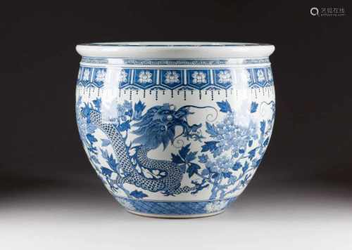 TOPF MIT DRACHENDEKOR China, späte Qing-Dynastie Porzellan, Blaumalerei. H. ca. 40 cm, D. 46 cm.