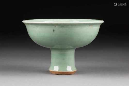 GEFUßTE SELADON-SCHALE China, wohl Yuan/Ming-Dynastie Keramik. H. 9,5 cm, D. 14 cm. Vegetabiler