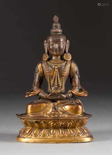 SITZENDER BUDDHA Tibet, 18. Jh. Bronze, part. vergoldet. H. ca. 19 cm. Im Boden gemarkt. Part. ber.,