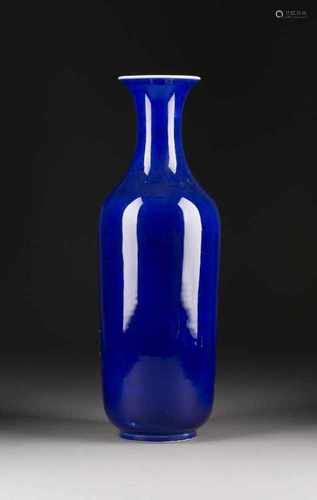 KÖNIGSBLAUE VASE China, 20. Jh. Porzellan. H. 47,2 cm. Altersgemäße Gebrauchsspuren. Provenienz: