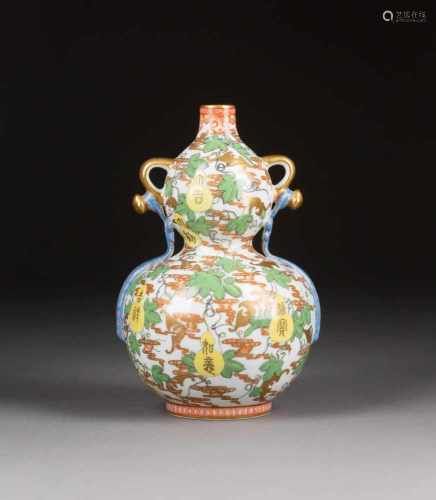 VASE IN DOPPELKÜRBIS-FORM China, 20. Jh. Porzellan, polychrome Aufglasurbemalung, Goldstaffage. H.