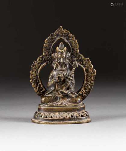 PADMASAMBHAVA AUF LOTOSTHRON Nepal, 18./19. Jh. Bronze. H. 14,2 cm. Min. best., part. ber.