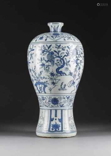 GROßE MEIPING-VASE China, wohl 19. Jh. Porzellan, unterglasurblaue Malerei. H. ca. 57 cm.