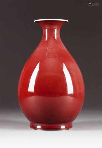 VASE MIT OCHSENBLUTGLASUR China, um 1900 Porzellan, Ochsenblutglasur. H. 30,2 cm. Im Boden