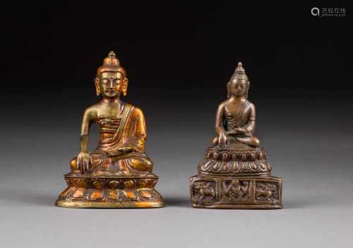 ZWEI BUDDHA-FIGUREN Wohl Nepal, 19. Jh. Bronze. H. 8,8 cm-9,6 cm. Part. ber. Eine Figur mit