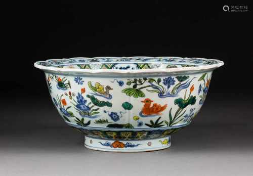 DOUCAI-SCHALE MIT GARTENSZENEN China, 20. Jh. Porzellan, polychrome Aufglasurbemalung,