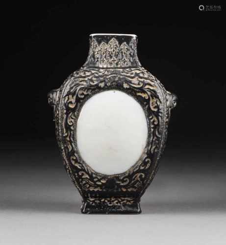 VASE MIT RELIEFIERTEM RANKENDEKOR China, 19./20. Jh. Porzellan, part. schwarze Glasur. H. 19,5 cm.