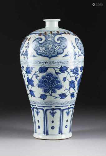 MEIPING-VASE MIT FLORALDEKOR China, frühe Ming-Dynastie Porzellan, unterglasurblaue Bemalung. H.