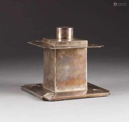 ZIGARREN-BOX (HUMIDOR) Hongkong, wohl um 1900 Silber, Holz. H. 17 cm, Ges.-Gew. ca. 1576 g.