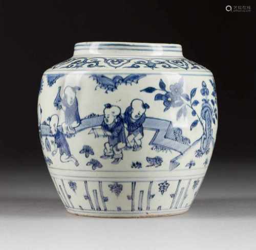 KLEINER SCHULTERTOPF China, wohl Ming-Dynastie Porzellan, unterglasurblaue Bemalung. H. 14,6 cm.