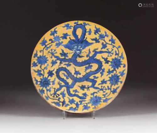 GROßE PLATTE MIT FÜNFKRALLIGEM DRACHEN China, 19. Jh. Porzellan, unterglasurblaue Malerei. D. 33,6