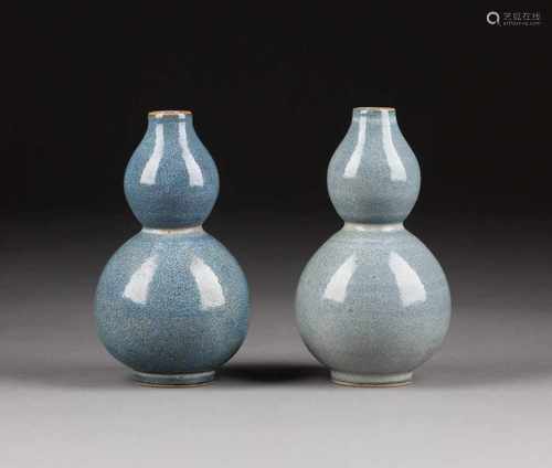 PAAR VÄSCHEN IM DOPPELKÜRBISFORM China, 20. Jh. Porzellan. H. 13,5 cm-13,7 cm. Eine Vase im Boden