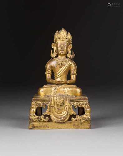 BUDDHA AMITAYUS China, 18. Jh. Bronze, vergoldet. H. 18,7 cm. Inschrift 'Da-Qing Qianlong Genyin
