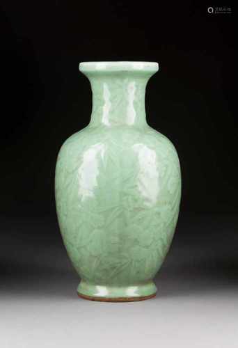 SELADON-VASE MIT RELIEFIERTEN KIRSCHBLÜTEN China, 19./20. Jh. Keramik. H. 36 cm. Part. min. ber.