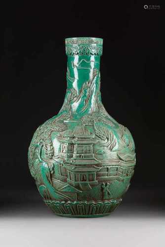 BODENVASE MIT RELIEFIERTER BERGLANDSCHAFT China, 20. Jh. Porzellan. H. 61 cm. Part. min. ber.