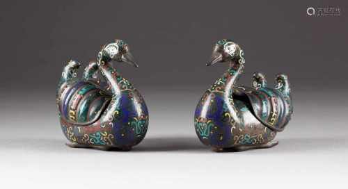 PAAR CLOISONNÉ-SCHWÄNE China, um 1900 Polychromes Email-Cloisonné. H. 12,5 cm. Flügel abnehmbar.