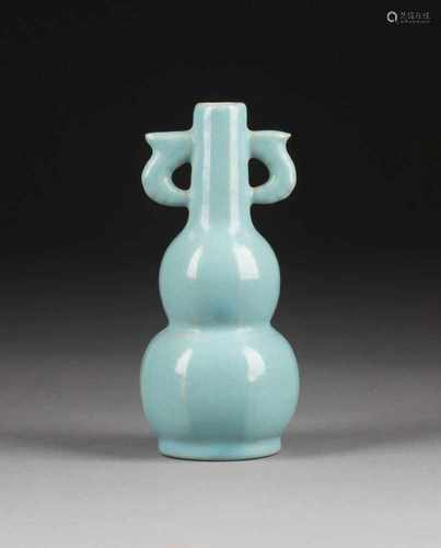 KLENE VASE IN FORM EINES DOPPELKÜRBISSES China, 20. Jh. Porzellan, craquelierte grünblaue Glasur. H.