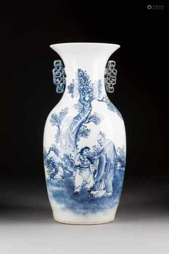 VASE MIT FIGÜRLICHER SZENE China, 20. Jh. Porzellan, unterglasurblaue Malerei. H. 43,7 cm. Bez. '