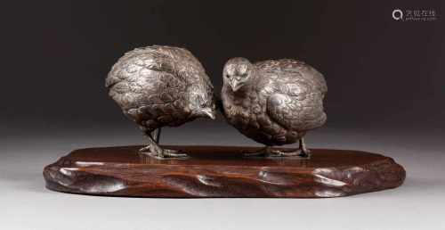PAAR WACHTELN Japan, um 1900 Bronze. H. 8,5 cm-9,3 cm (Figuren), Ges.-H. ca. 12 cm. Min. ber., auf