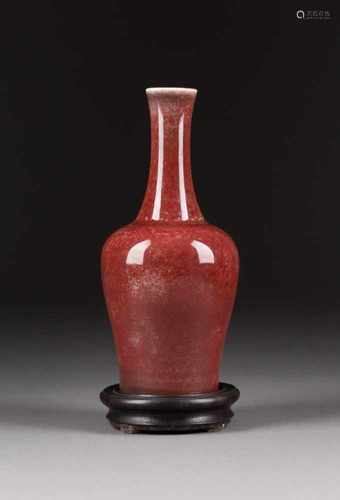 PEACHBLOOM-VASE China, 19./20. Jh. Porzellan, craquelierte grün-gesprenkelte peachbloom-Glasur. H.