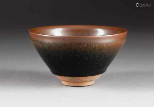 TEESCHALE MIT HASENFELL-GLASUR China, wohl Song-Dynastie Keramik. H. ca. 7 cm, D. 12,5 cm. Im
