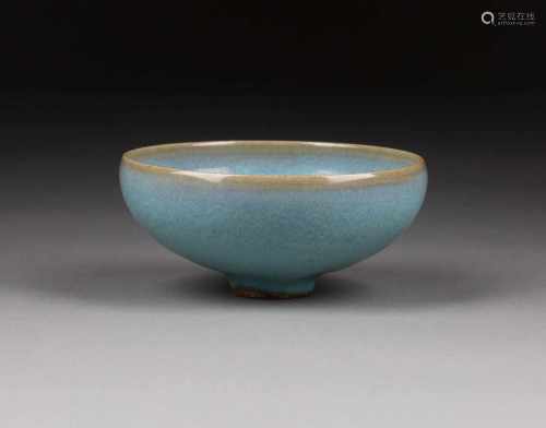 KLEINE JUNYAO-SCHALE China, Yuan-Stil, wohl 19. Jh. Keramik, craquelierte blaue Glasur. H. 5,8 cm,